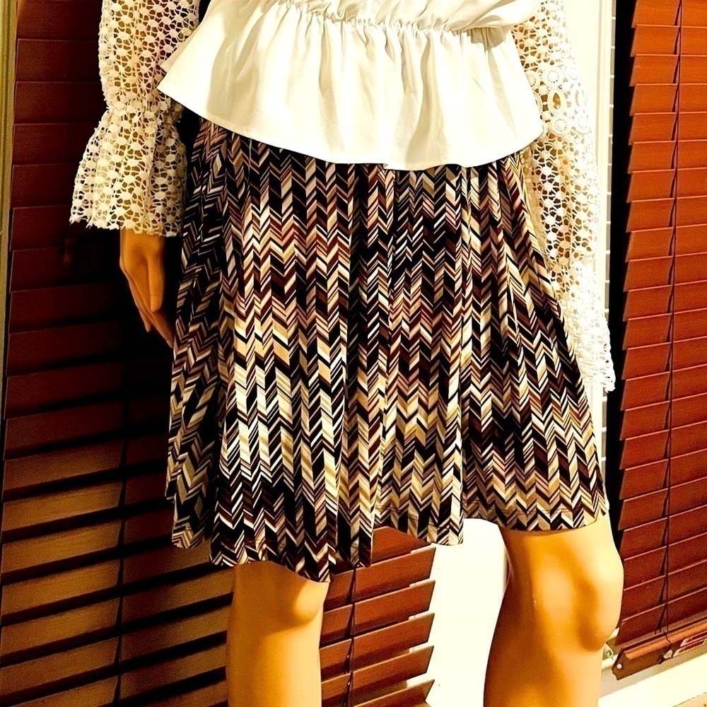 NWOT New York & Co. Poly/Spandex Skirt. Size XS, Knee-Length.